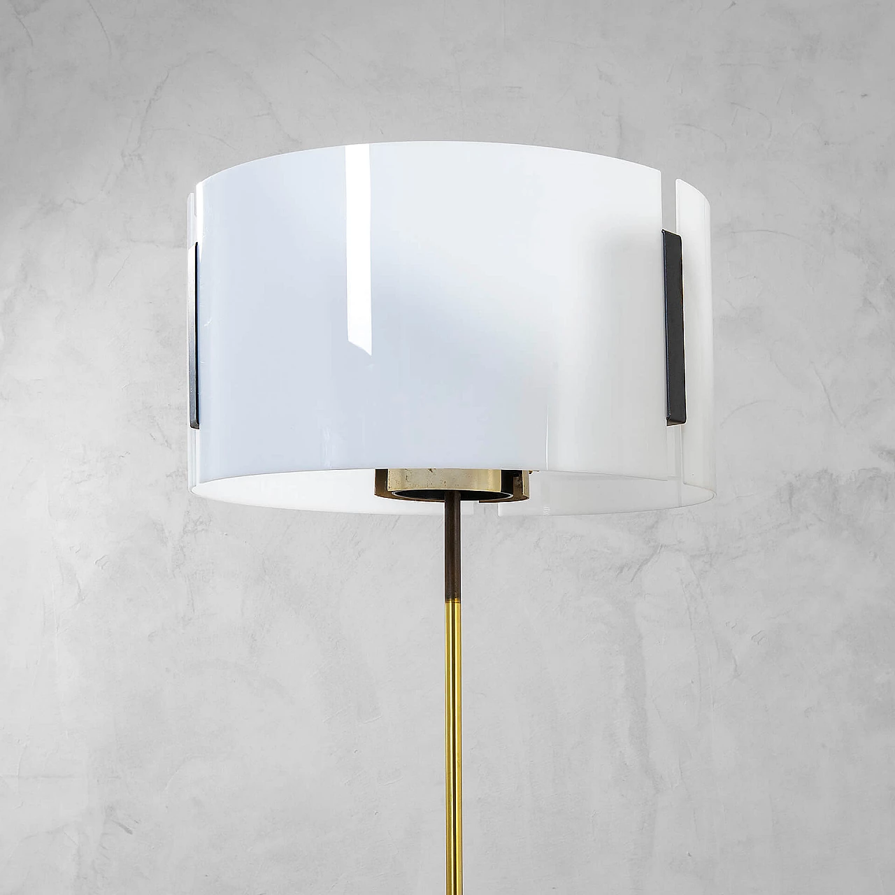 Floor lamp with brass frame and plexi diffuser by Giuseppe Ostuni for Oluce, 1950s 4