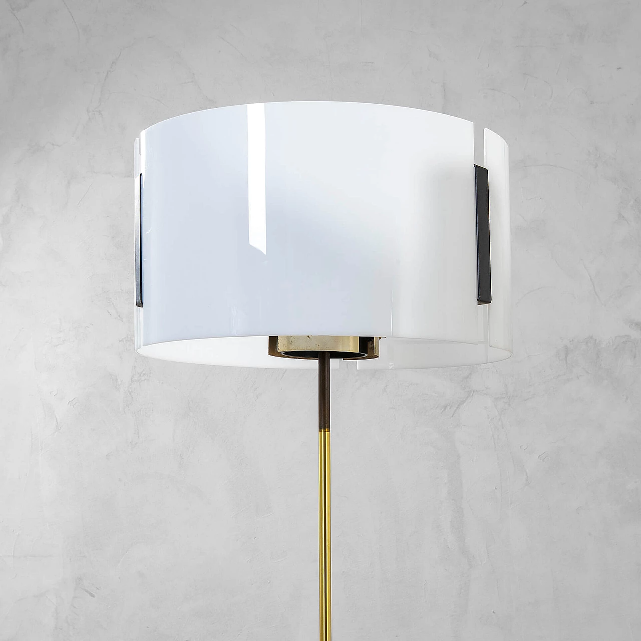 Lampada da terra con struttura in ottone e diffusore in plexi di Giuseppe Ostuni per Oluce, anni '50 4