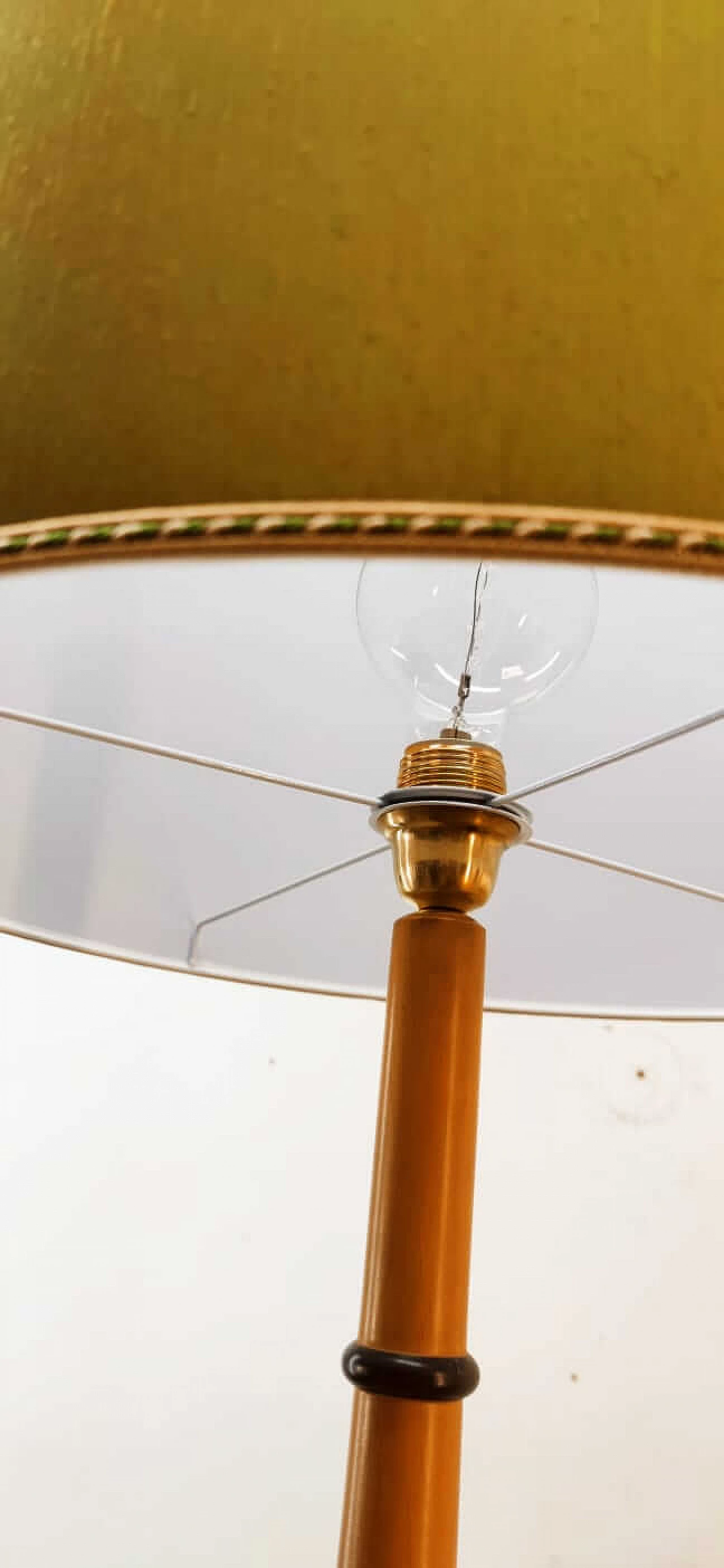 Lampada da terra in legno con paralume verde in stoffa, anni '70 11