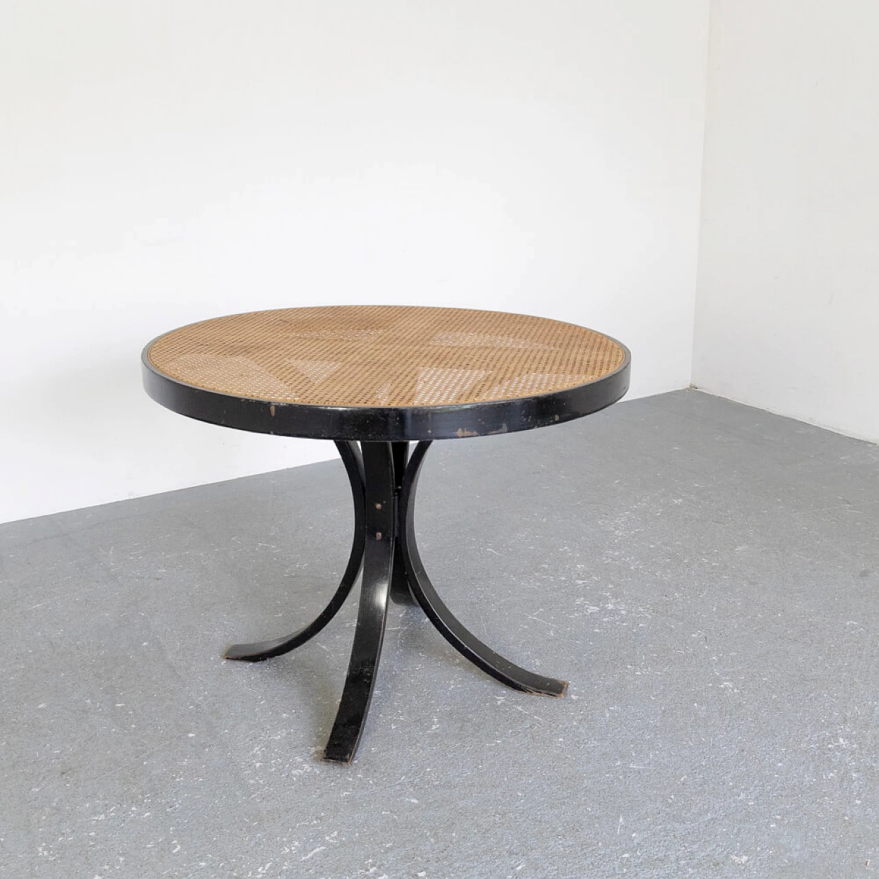 Tavolo rotondo in faggio con piano in paglia di Vienna, anni '60 5