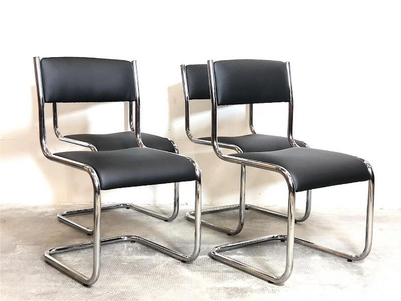 4 Chairs in chromed tubular metal and black leather, 1970s 2