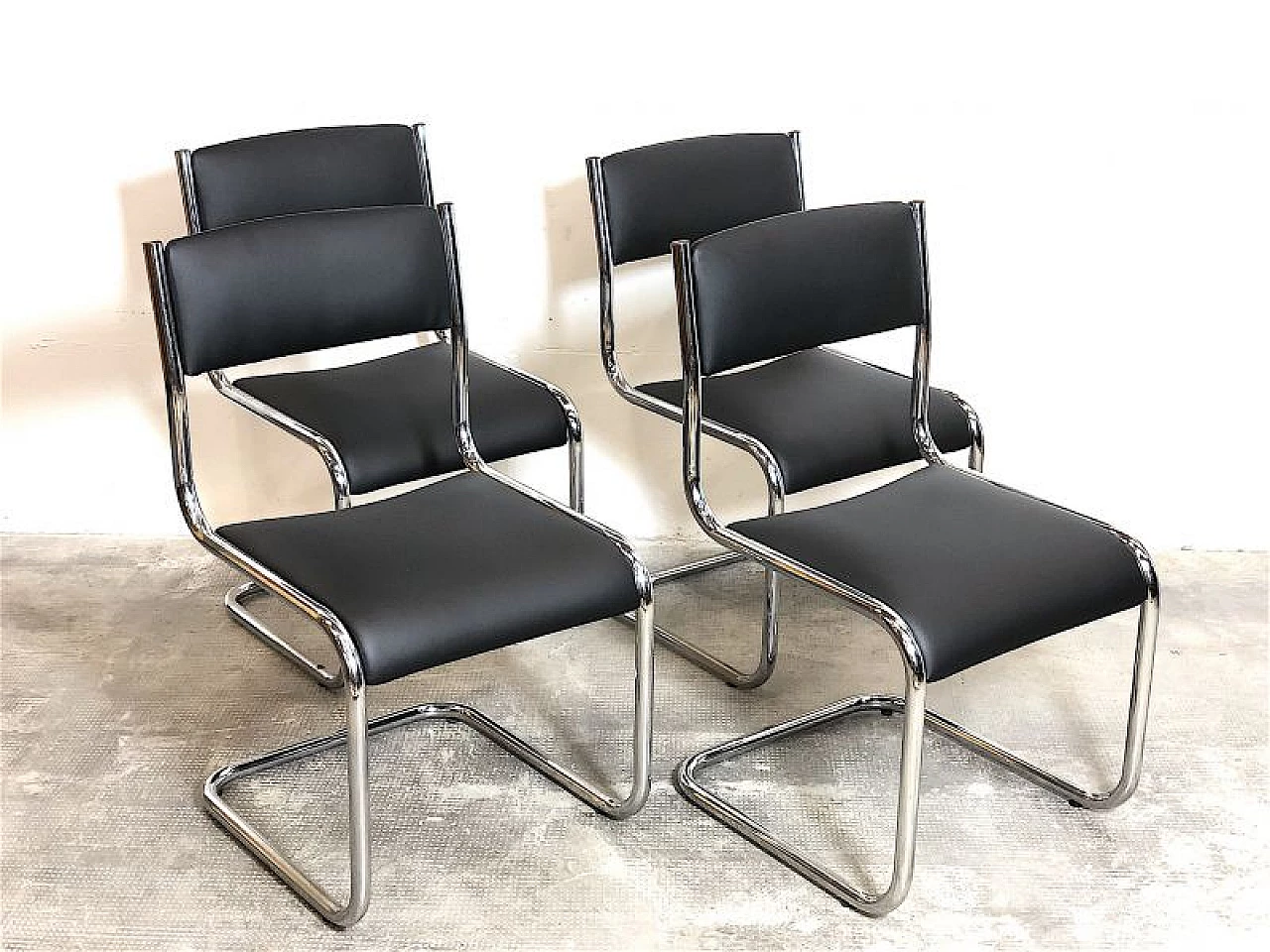 4 Chairs in chromed tubular metal and black leather, 1970s 4