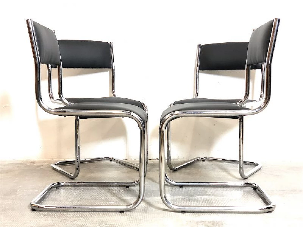 4 Chairs in chromed tubular metal and black leather, 1970s 5