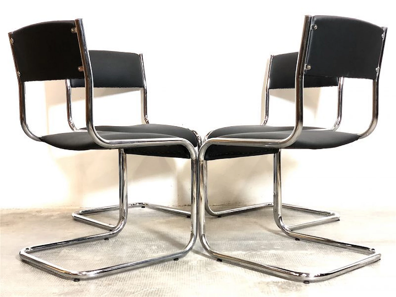 4 Chairs in chromed tubular metal and black leather, 1970s 7