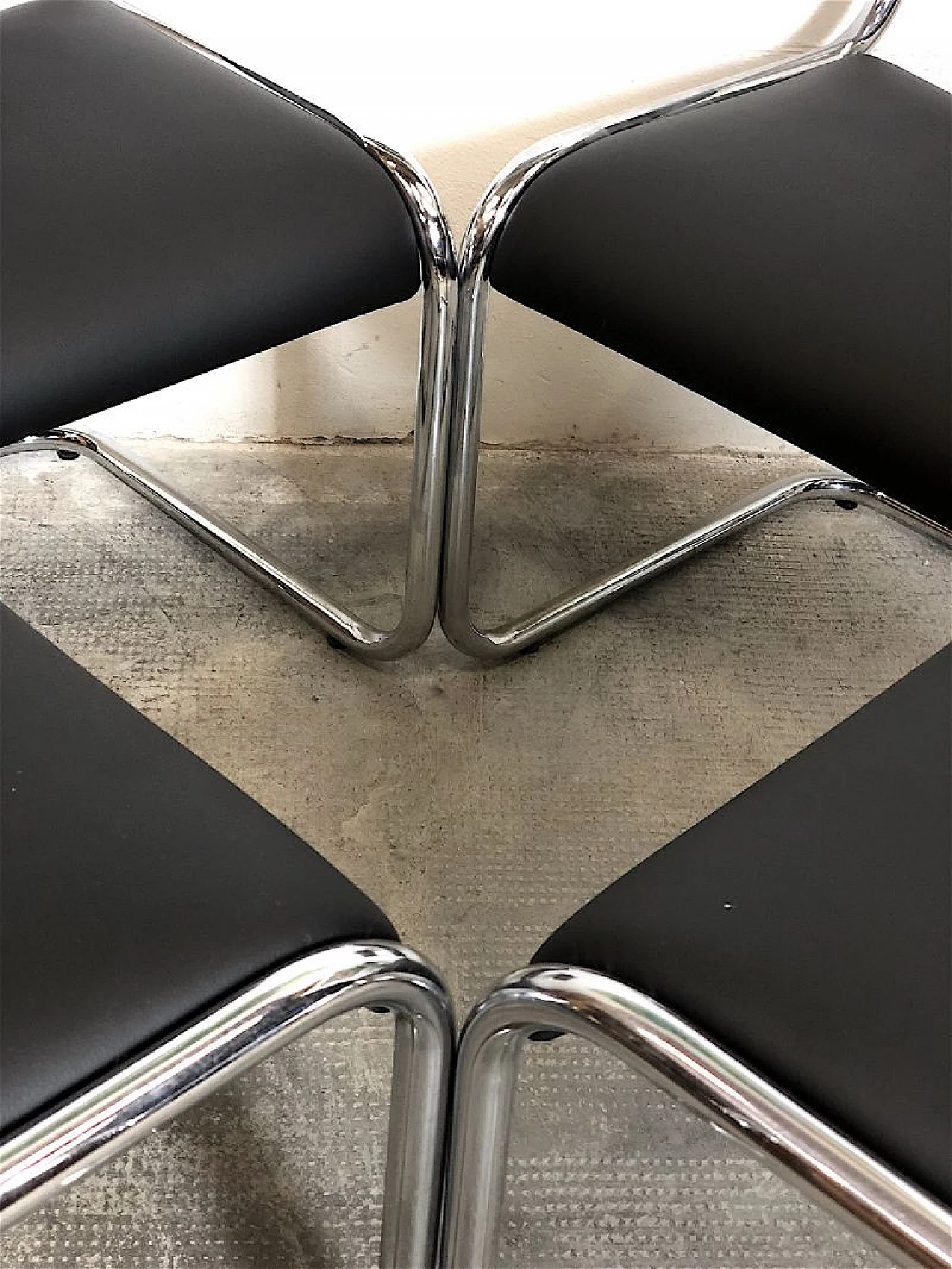 4 Chairs in chromed tubular metal and black leather, 1970s 8