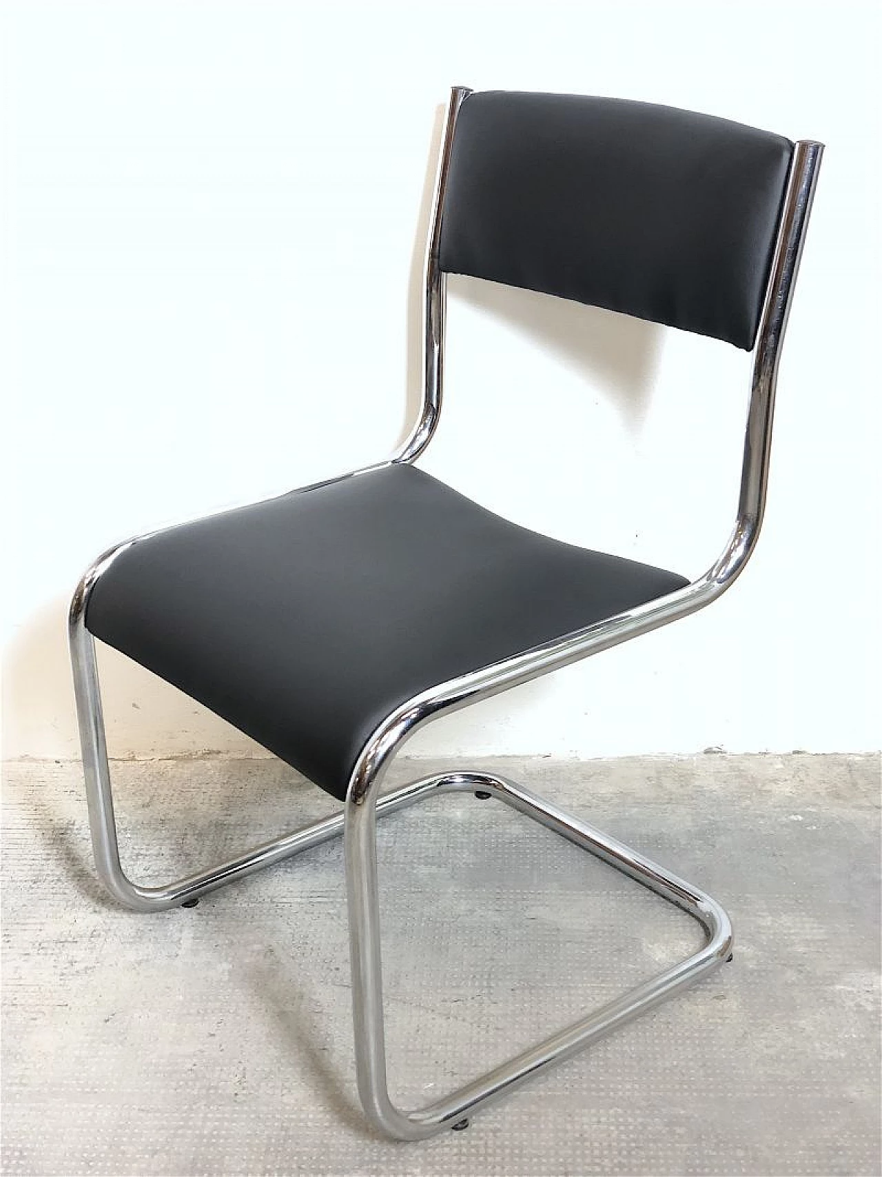 4 Chairs in chromed tubular metal and black leather, 1970s 9