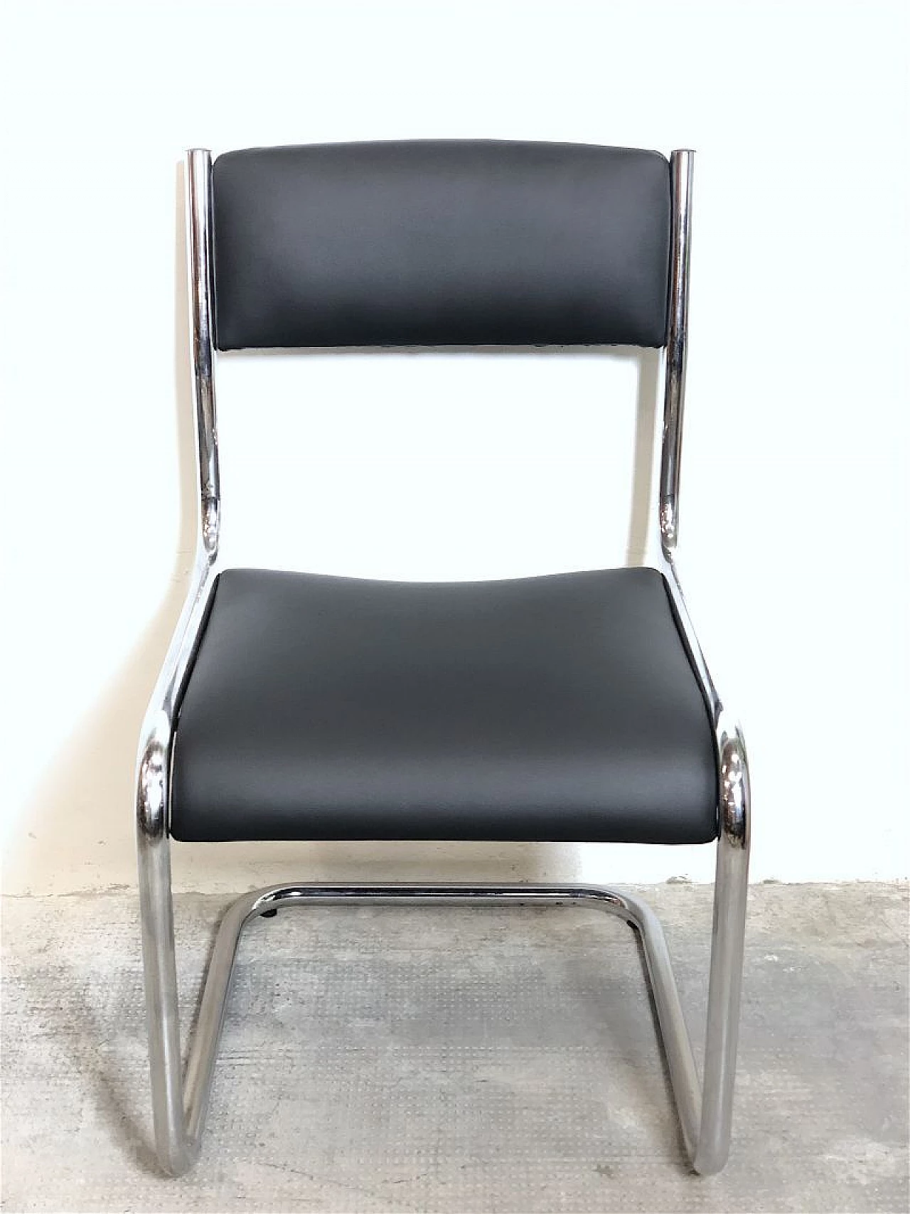 4 Chairs in chromed tubular metal and black leather, 1970s 10