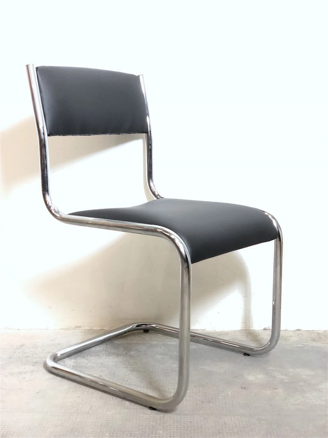 4 Chairs in chromed tubular metal and black leather, 1970s 11