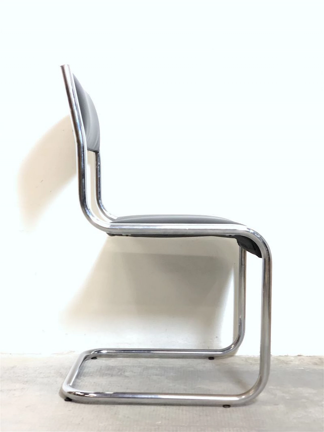 4 Chairs in chromed tubular metal and black leather, 1970s 12