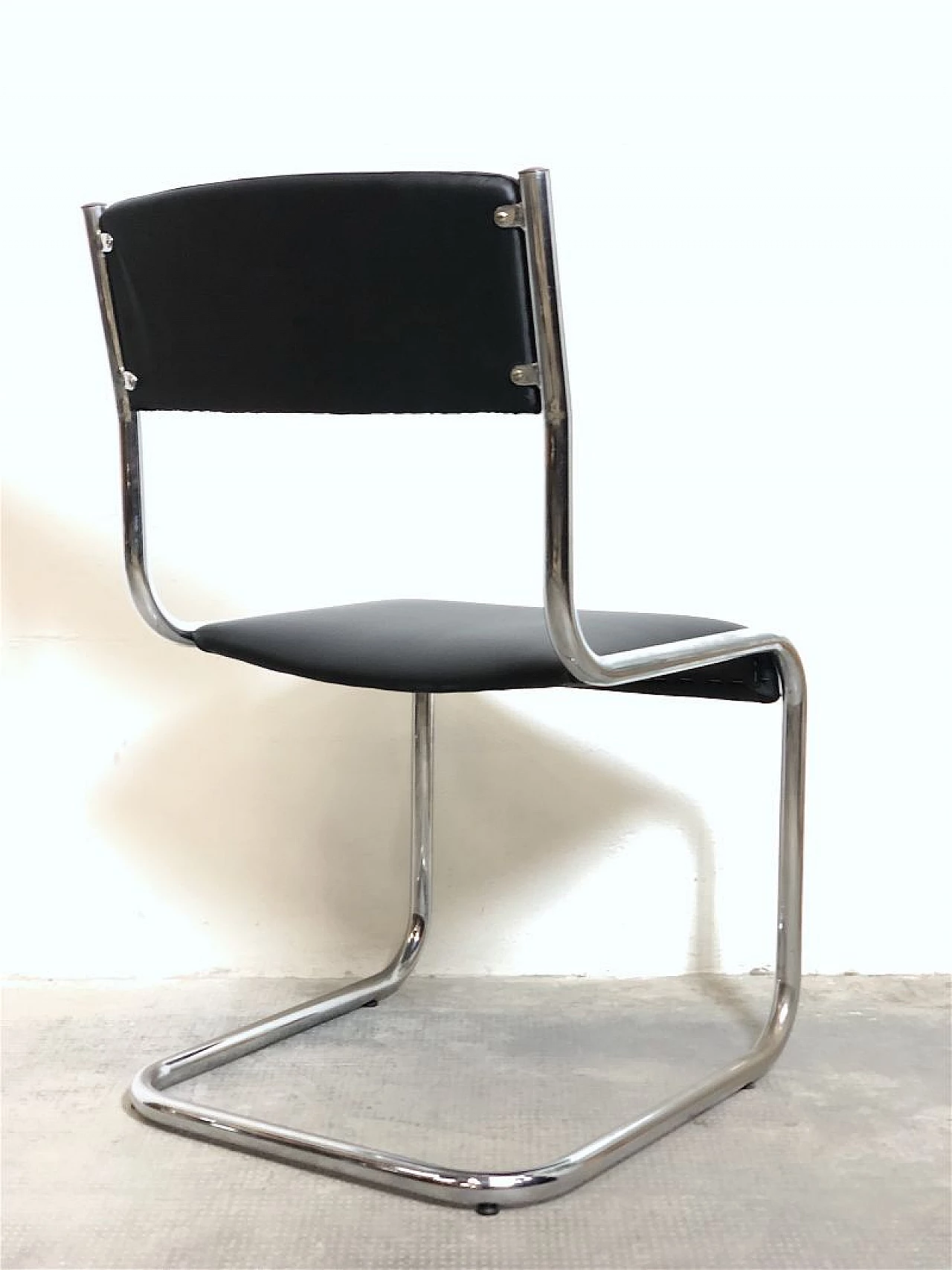 4 Chairs in chromed tubular metal and black leather, 1970s 13