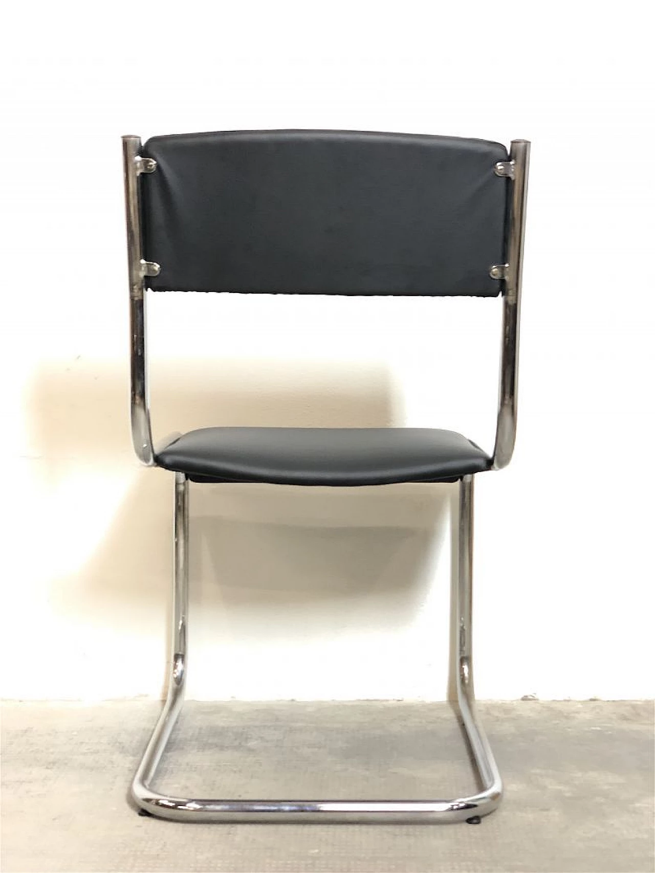 4 Chairs in chromed tubular metal and black leather, 1970s 14