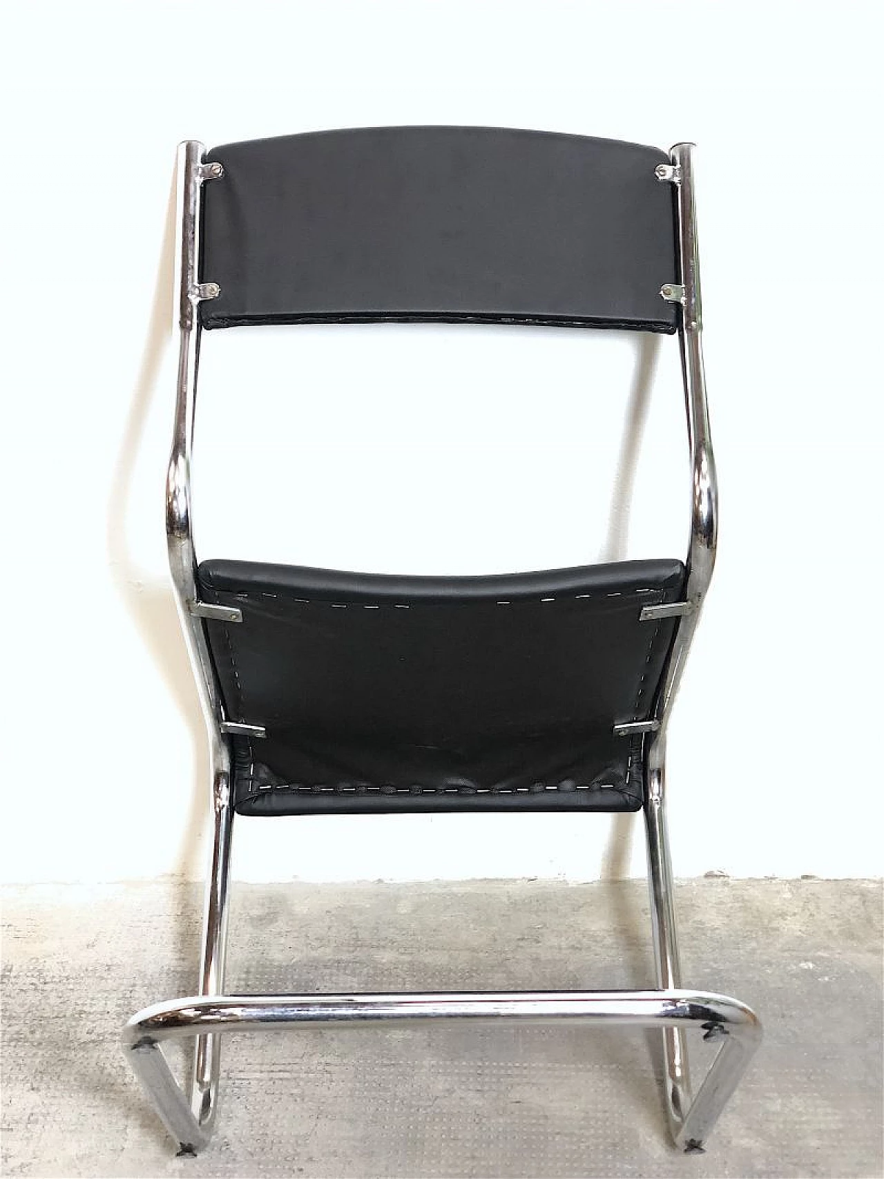 4 Chairs in chromed tubular metal and black leather, 1970s 15