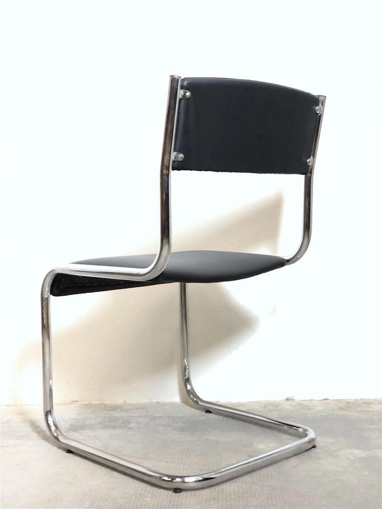 4 Chairs in chromed tubular metal and black leather, 1970s 16