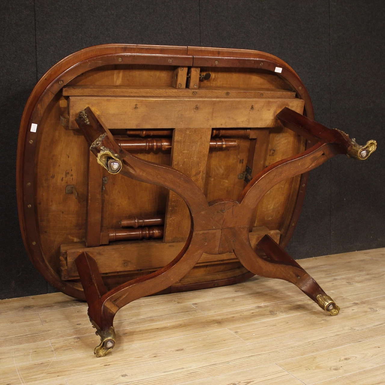 Mahogany extendable table with inlay and bronze details, 1930s 5