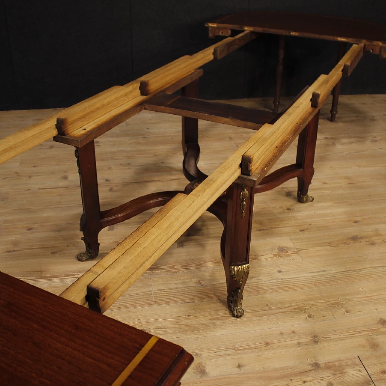 Mahogany extendable table with inlay and bronze details, 1930s 8