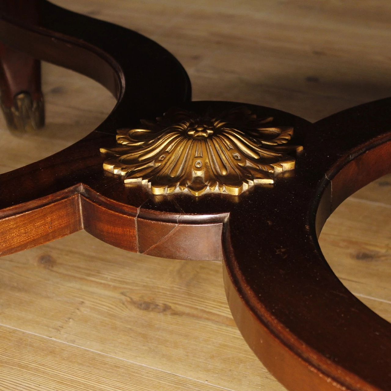 Mahogany extendable table with inlay and bronze details, 1930s 11