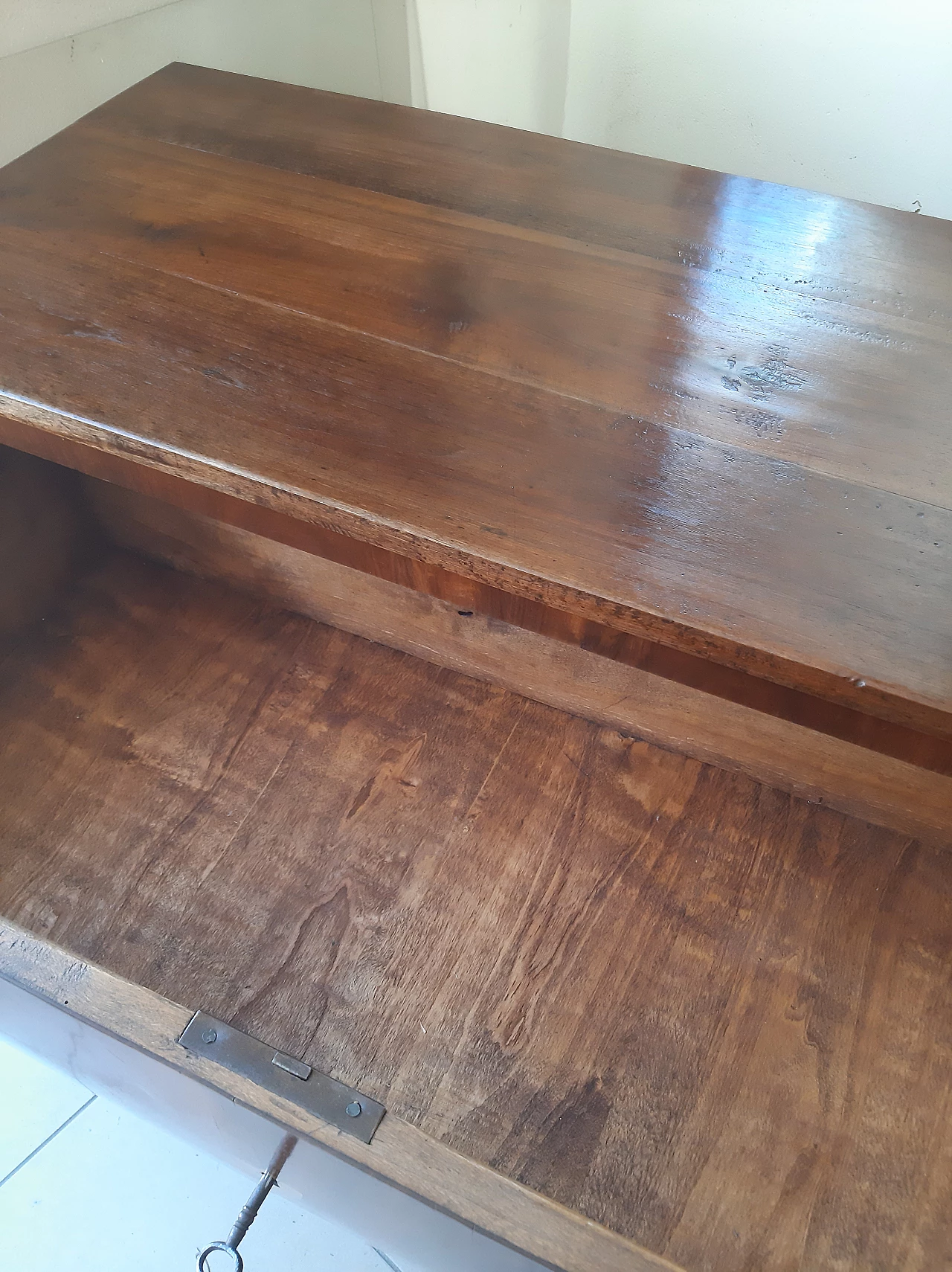 Walnut panelled wood dresser, late 18th century 4
