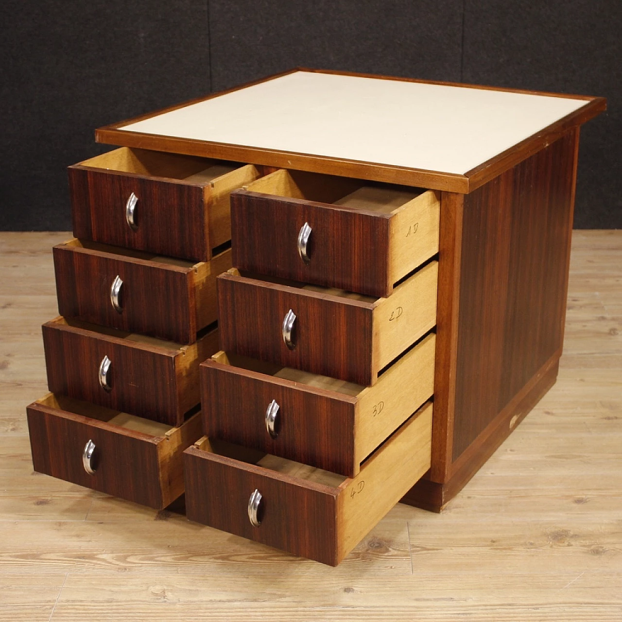 Cassettiera in legno con maniglie in metallo cromato e piano in similpelle, anni '60 4