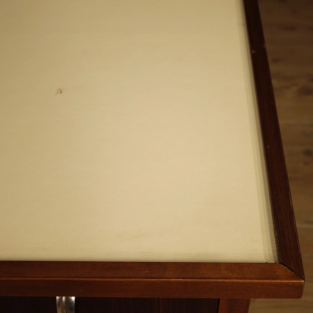 Cassettiera in legno con maniglie in metallo cromato e piano in similpelle, anni '60 11