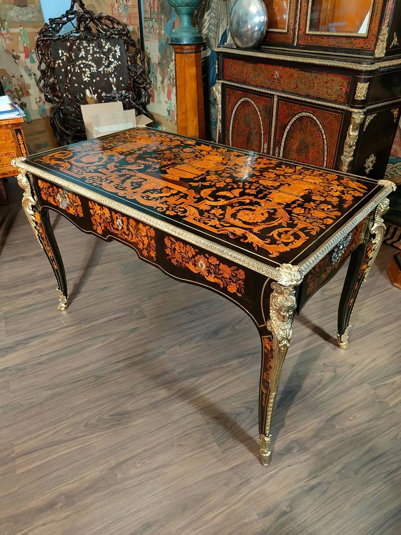 Inlaid desk with floral and animals depictions and applications in gilded bronze, 19th century 10