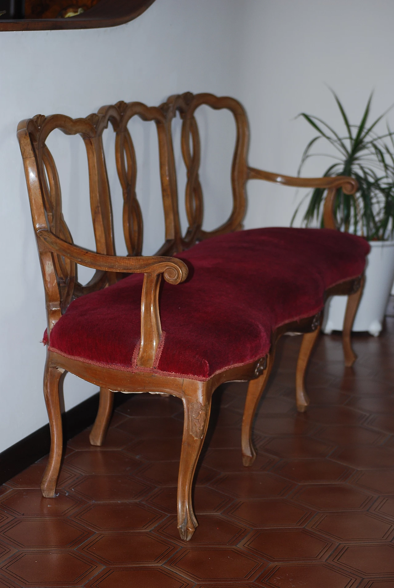 Divano stile Chippendale in legno e velluto bordeaux, inizio '900 4