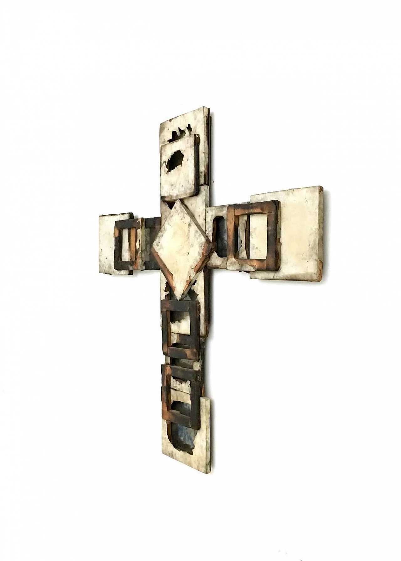 Santa Croce in metallo, vetro, legno e tela bruciata, anni '2000 3