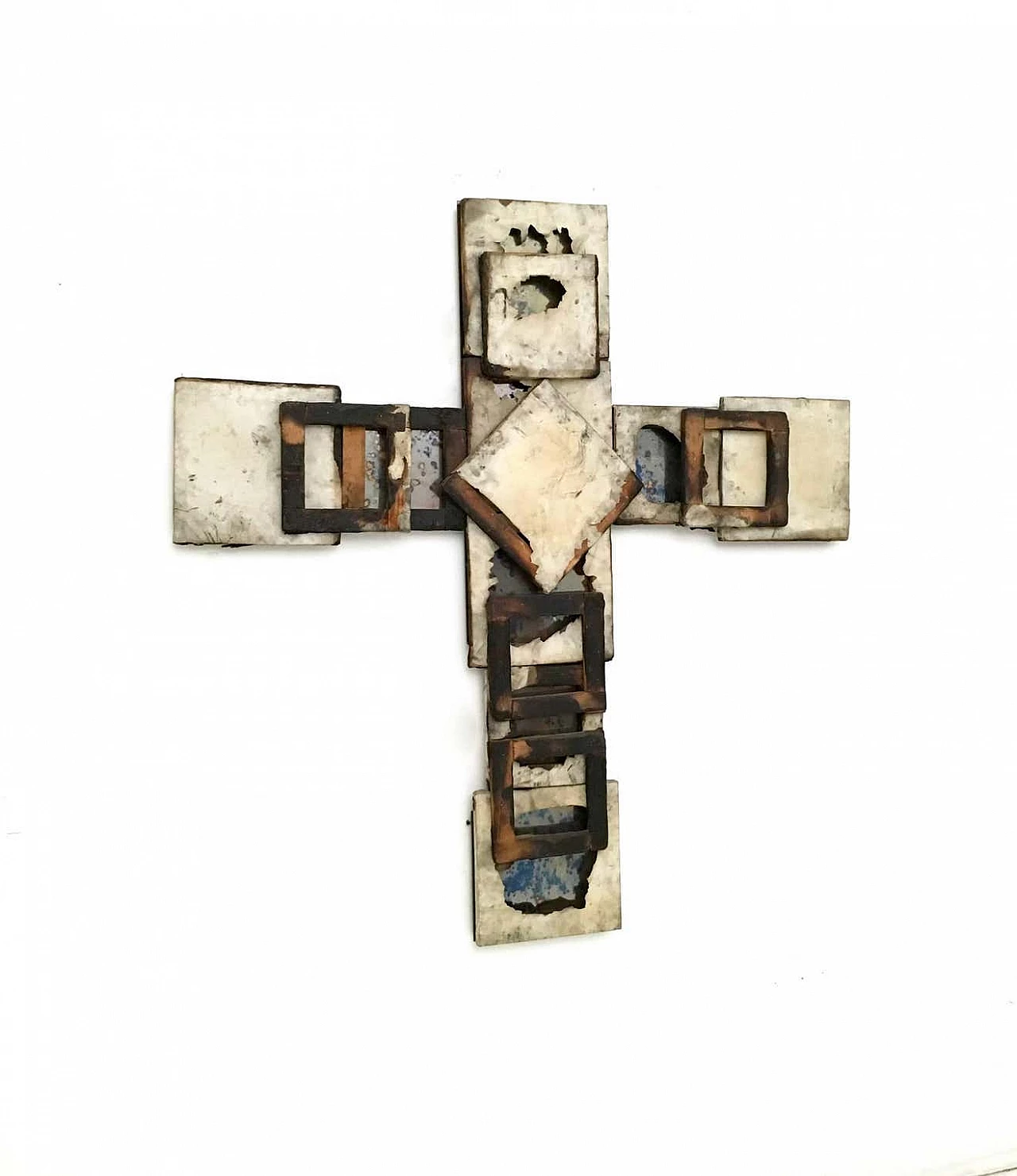 Santa Croce in metallo, vetro, legno e tela bruciata, anni '2000 4