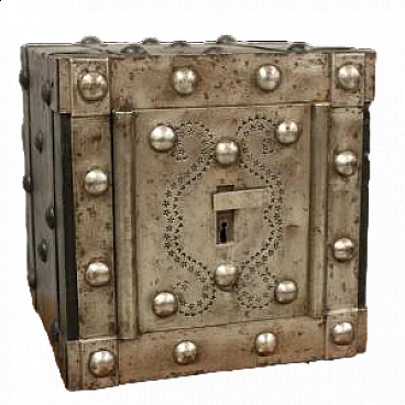 Studded iron safe, early 19th century | intOndo