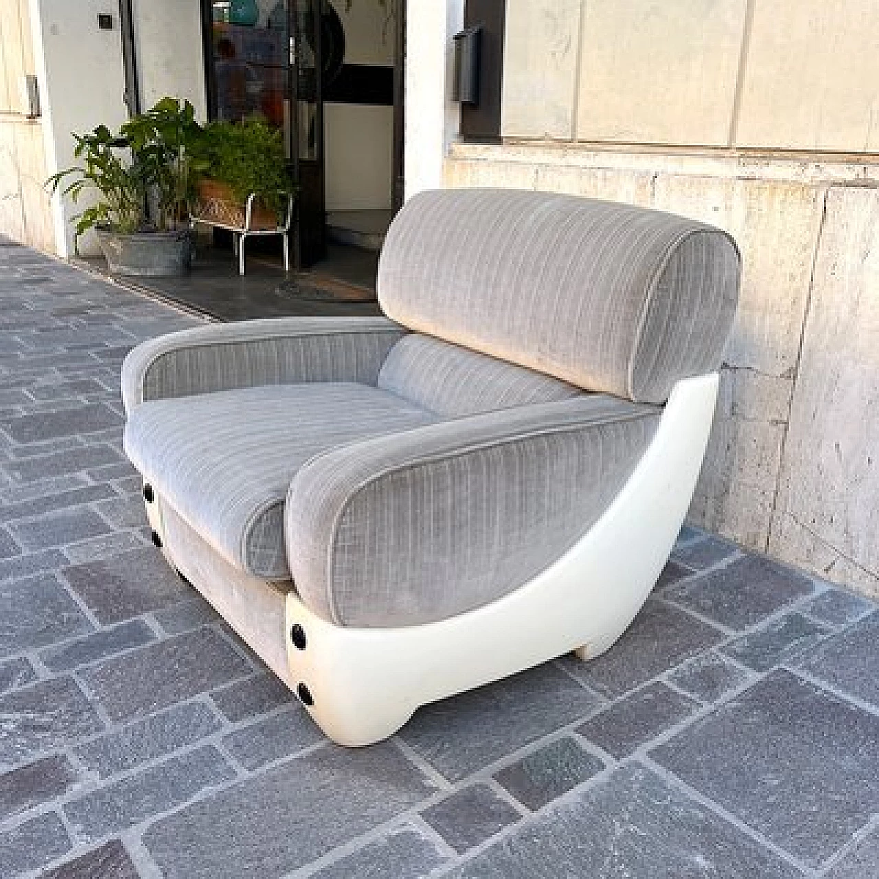 Poltrona in fibra di vetro e velluto grigio, anni '70 7