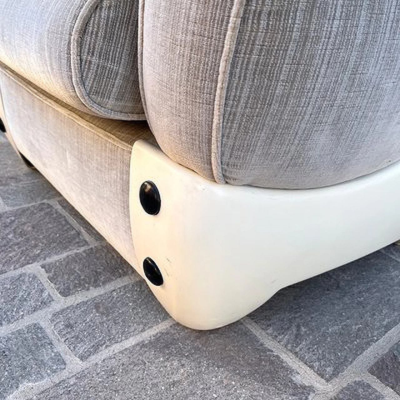 Poltrona in fibra di vetro e velluto grigio, anni '70 8