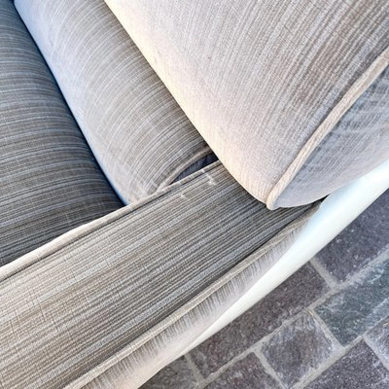 Poltrona in fibra di vetro e velluto grigio, anni '70 11