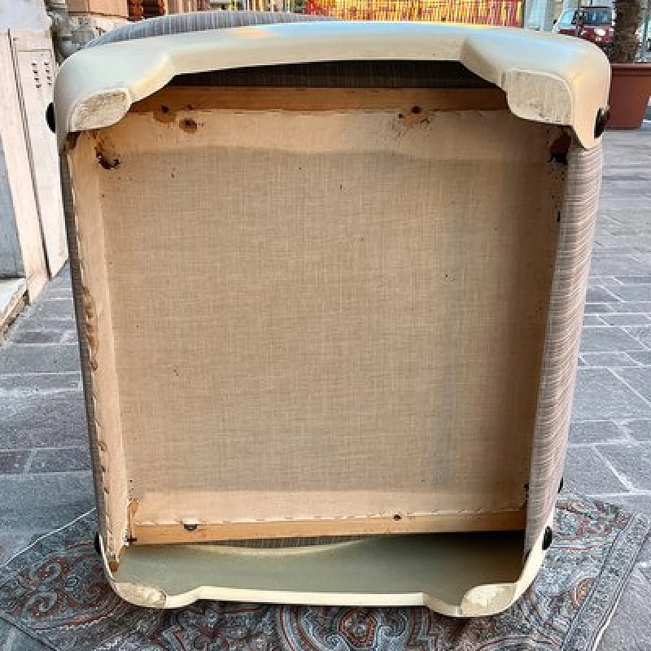 Poltrona in fibra di vetro e velluto grigio, anni '70 12