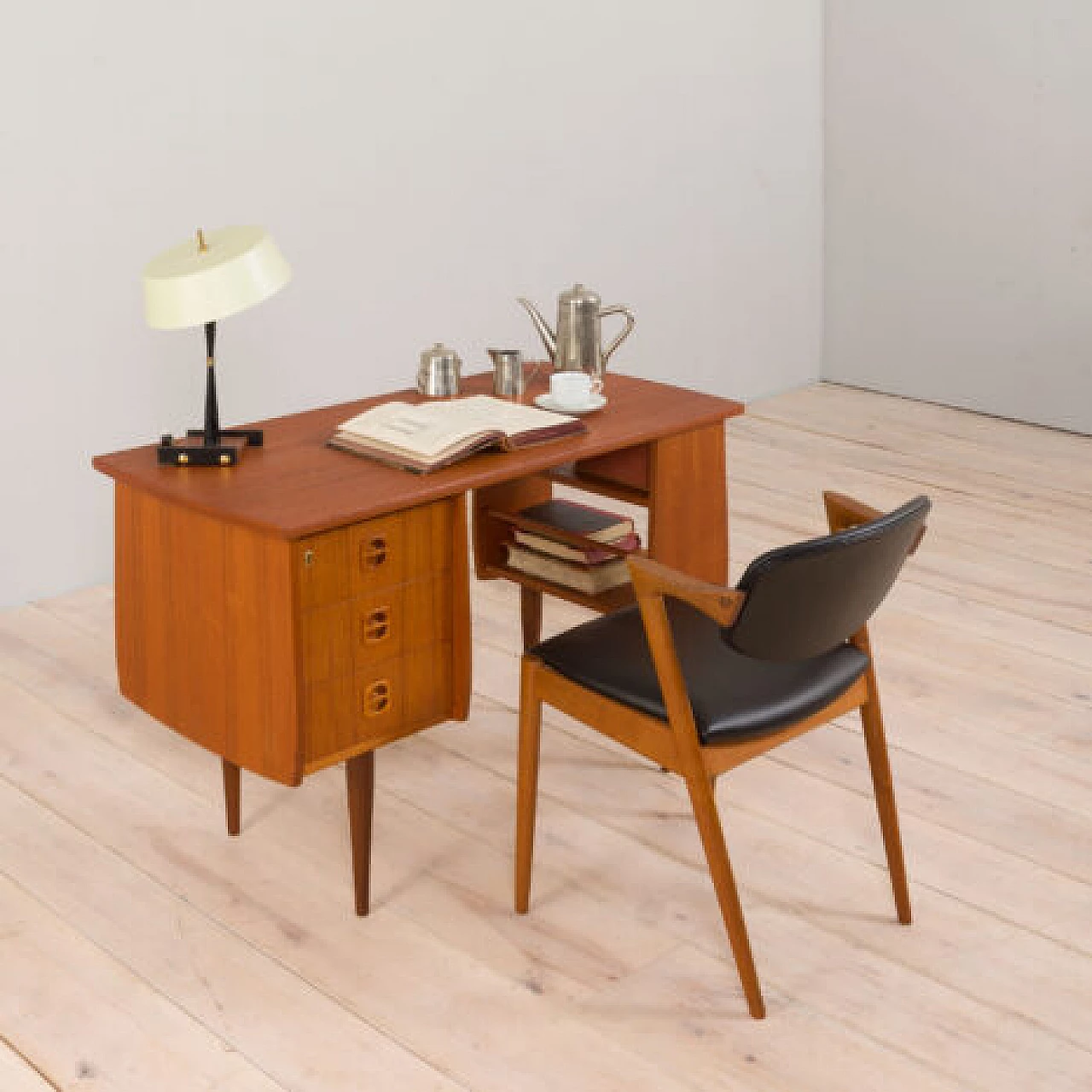 Scrivania norvegese in teak con cassetti e mensole, anni '60 1