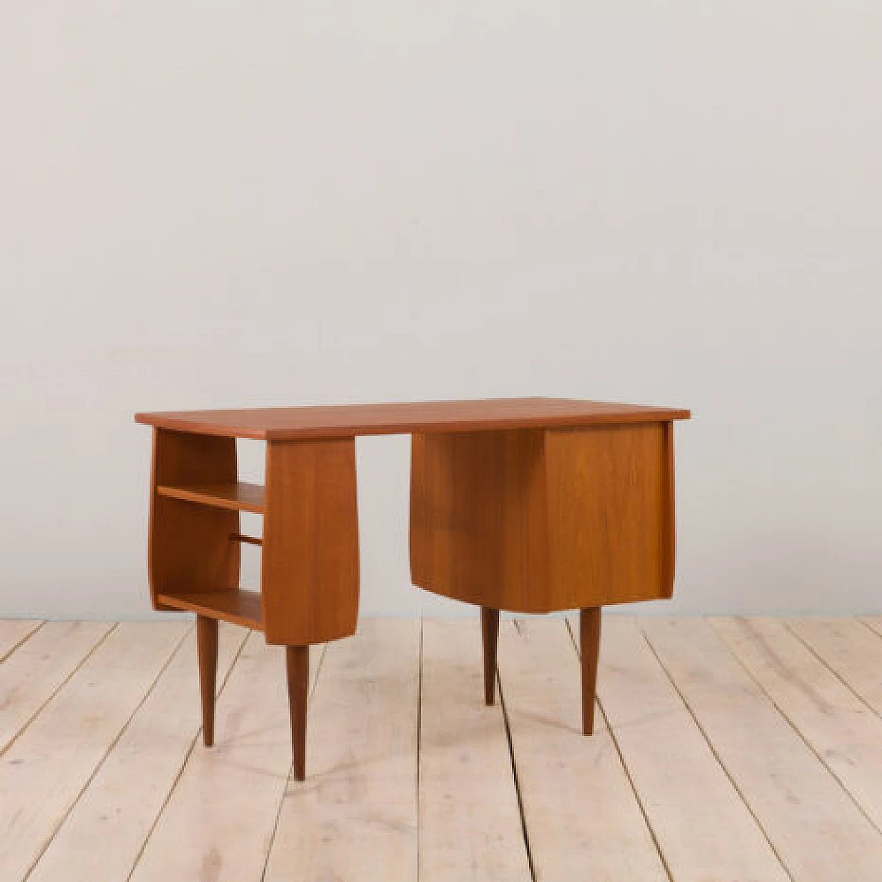 Scrivania norvegese in teak con cassetti e mensole, anni '60 7