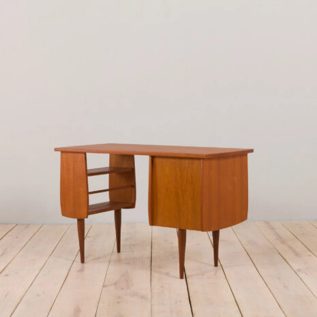 Scrivania norvegese in teak con cassetti e mensole, anni '60 9