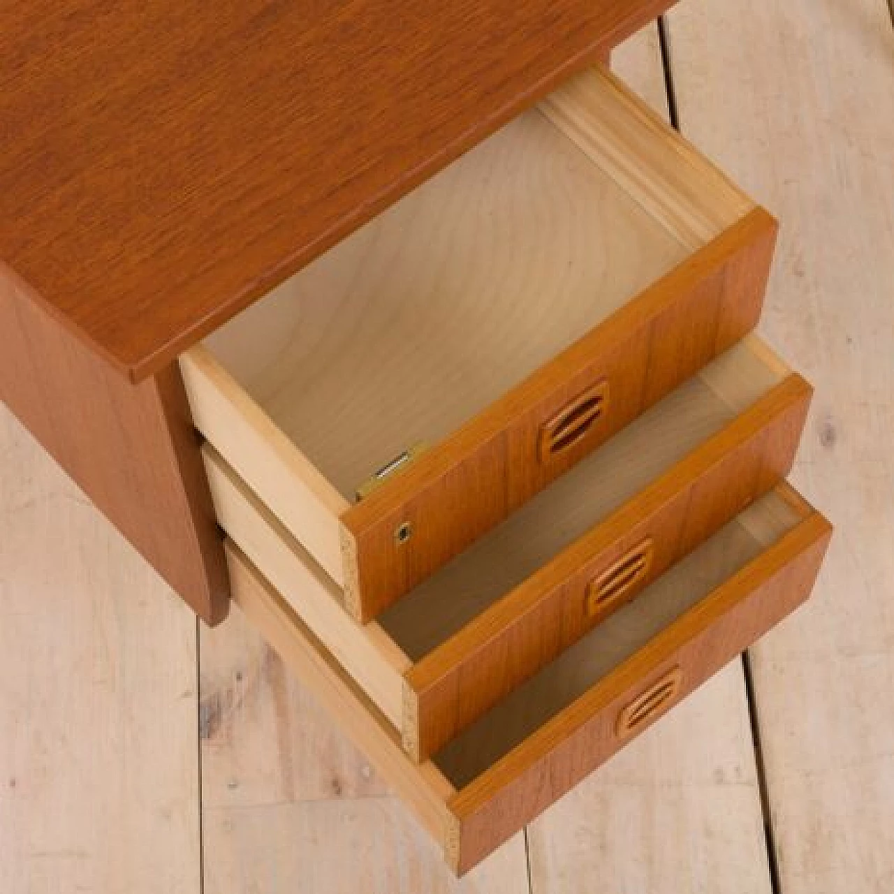 Scrivania norvegese in teak con cassetti e mensole, anni '60 13