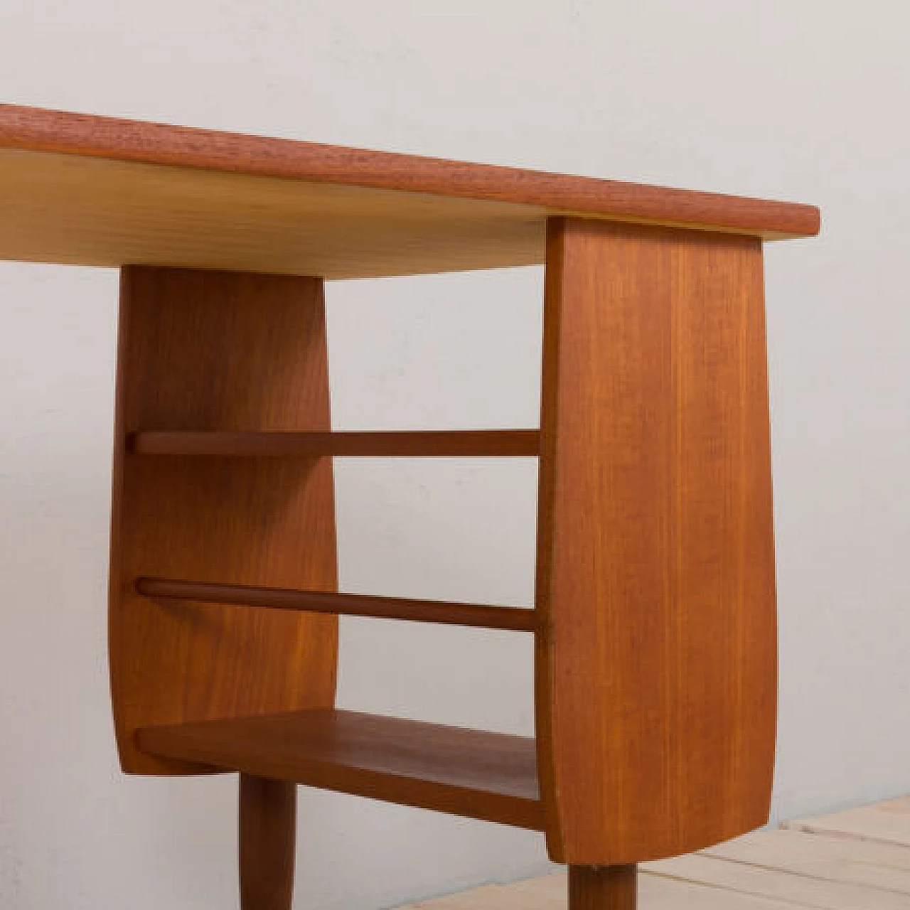 Scrivania norvegese in teak con cassetti e mensole, anni '60 17