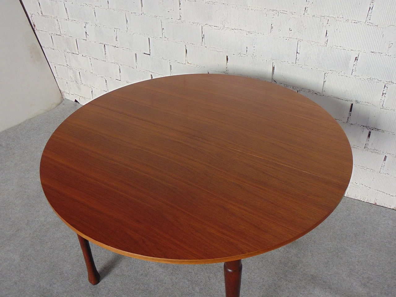 Tavolo rotondo allungabile in legno con piano laminato teak, anni '60 5