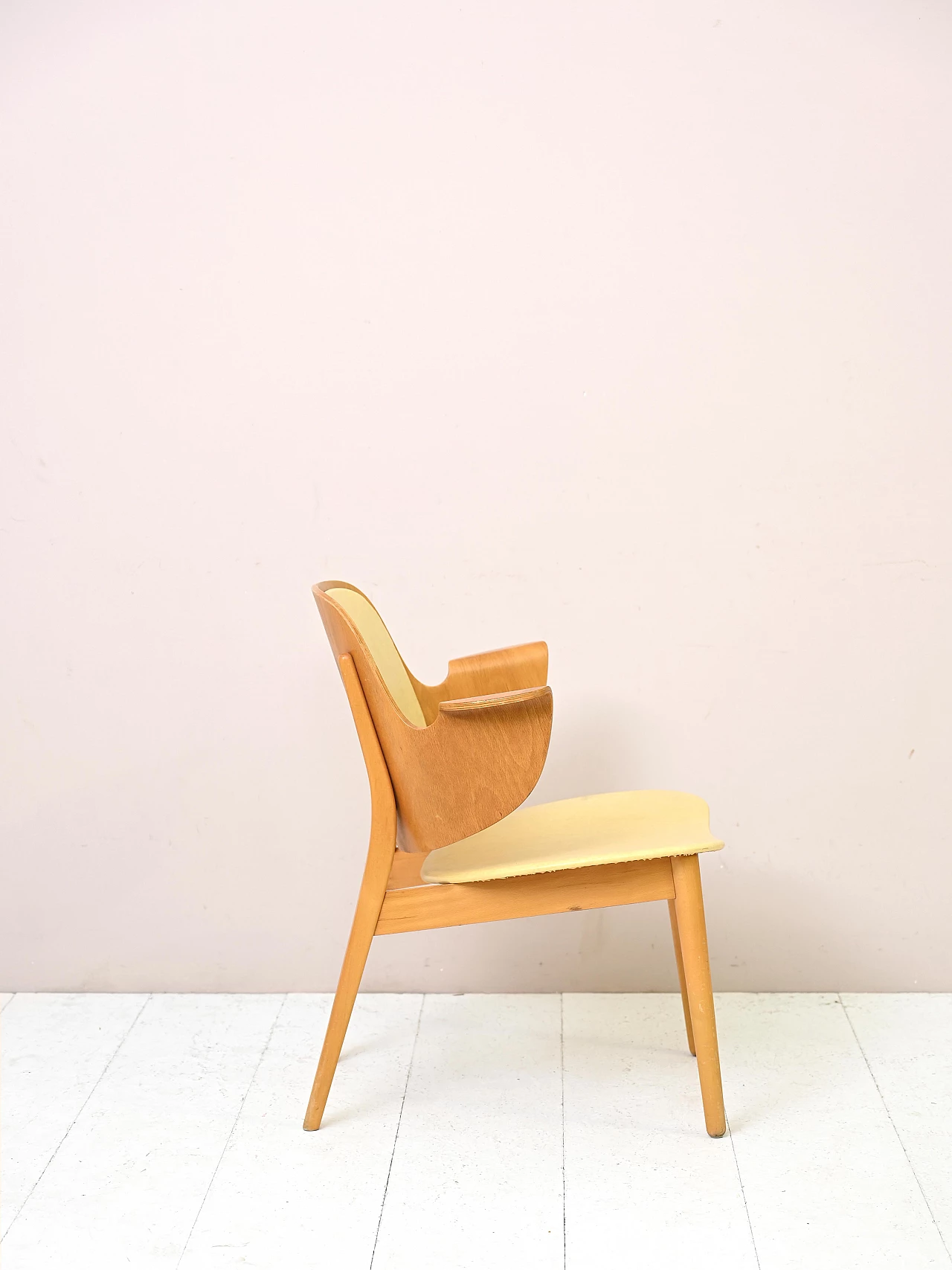 Poltrona 107 di Hans Olsen in legno laminato e similpelle gialla, anni '60 2