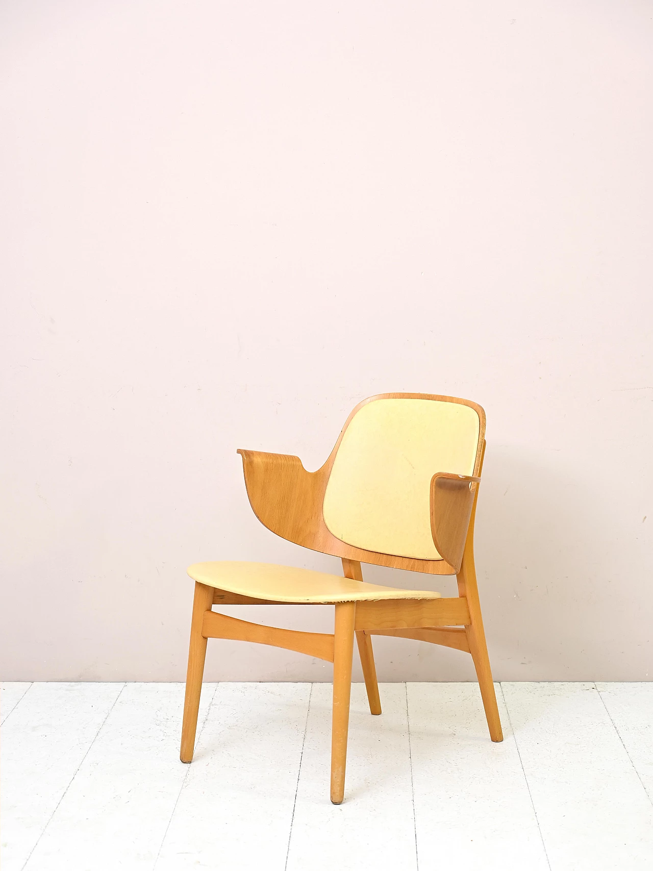 Poltrona 107 di Hans Olsen in legno laminato e similpelle gialla, anni '60 4