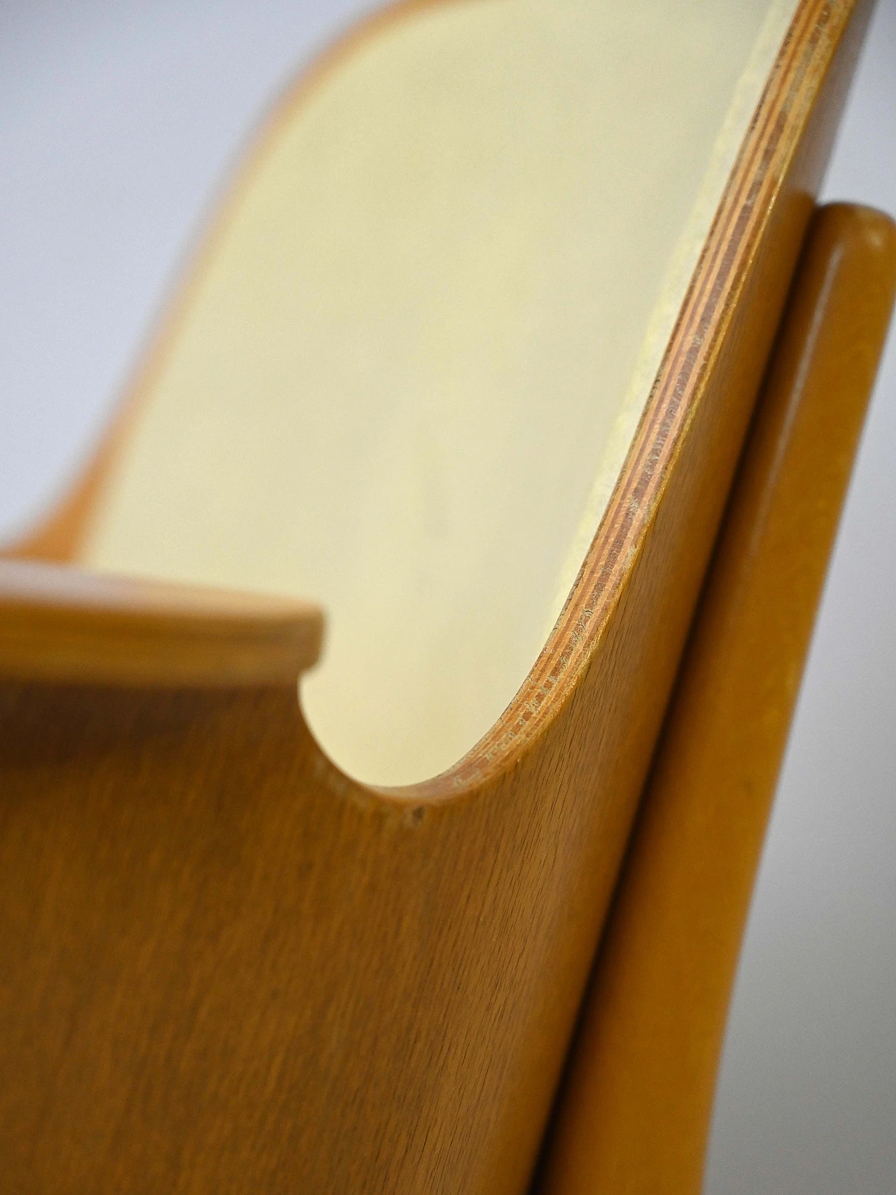 Poltrona 107 di Hans Olsen in legno laminato e similpelle gialla, anni '60 6