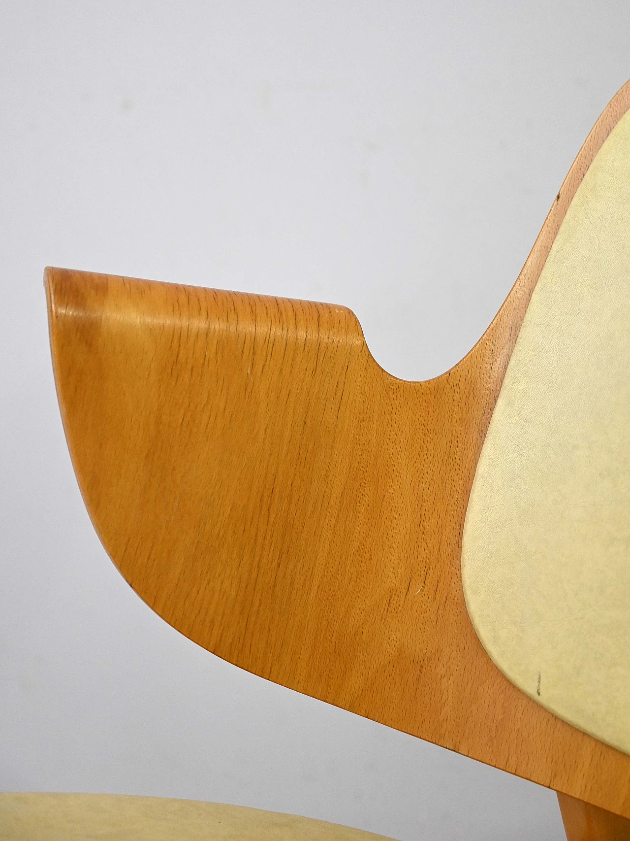 Poltrona 107 di Hans Olsen in legno laminato e similpelle gialla, anni '60 9