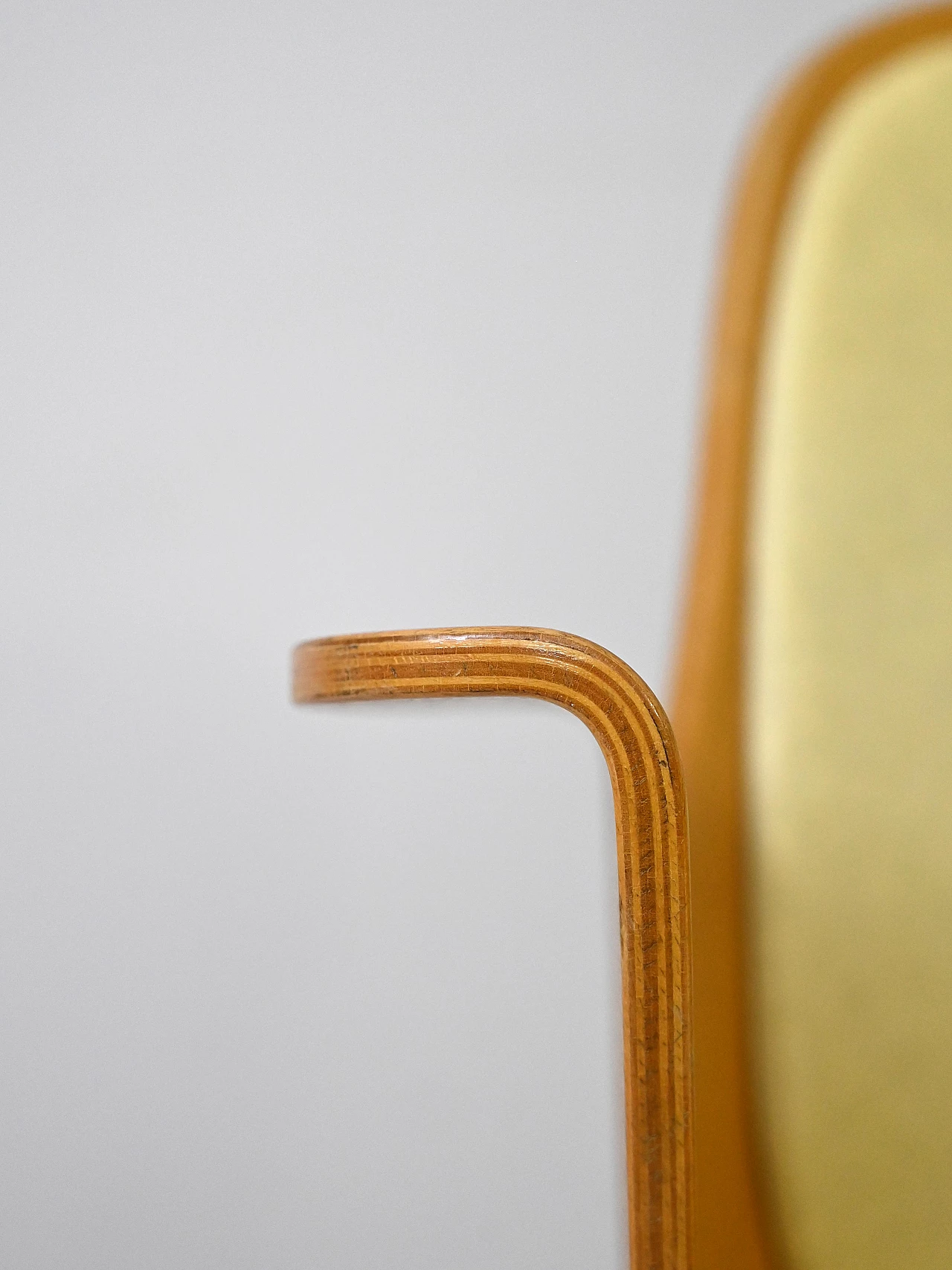Poltrona 107 di Hans Olsen in legno laminato e similpelle gialla, anni '60 11