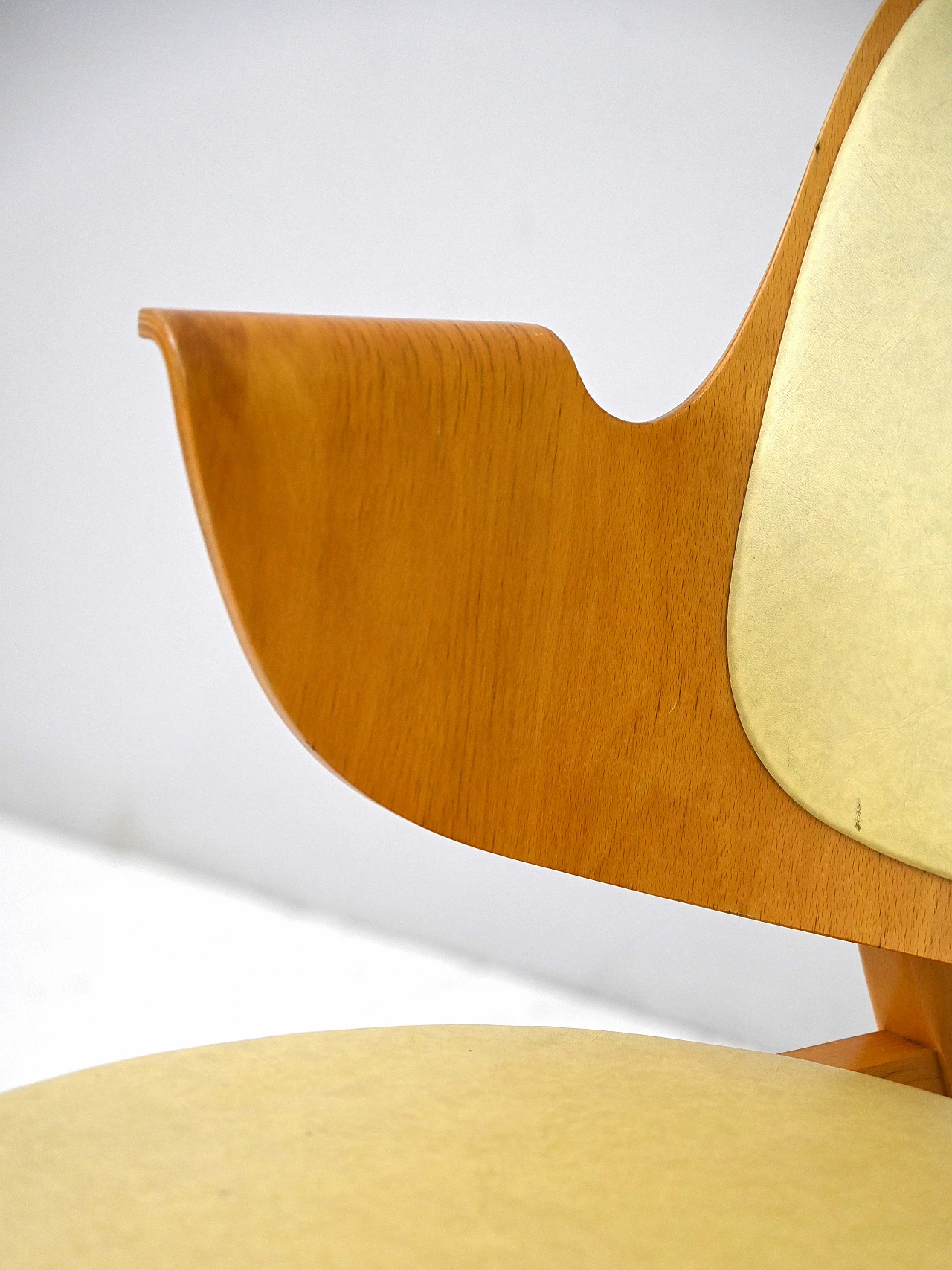 Poltrona 107 di Hans Olsen in legno laminato e similpelle gialla, anni '60 12