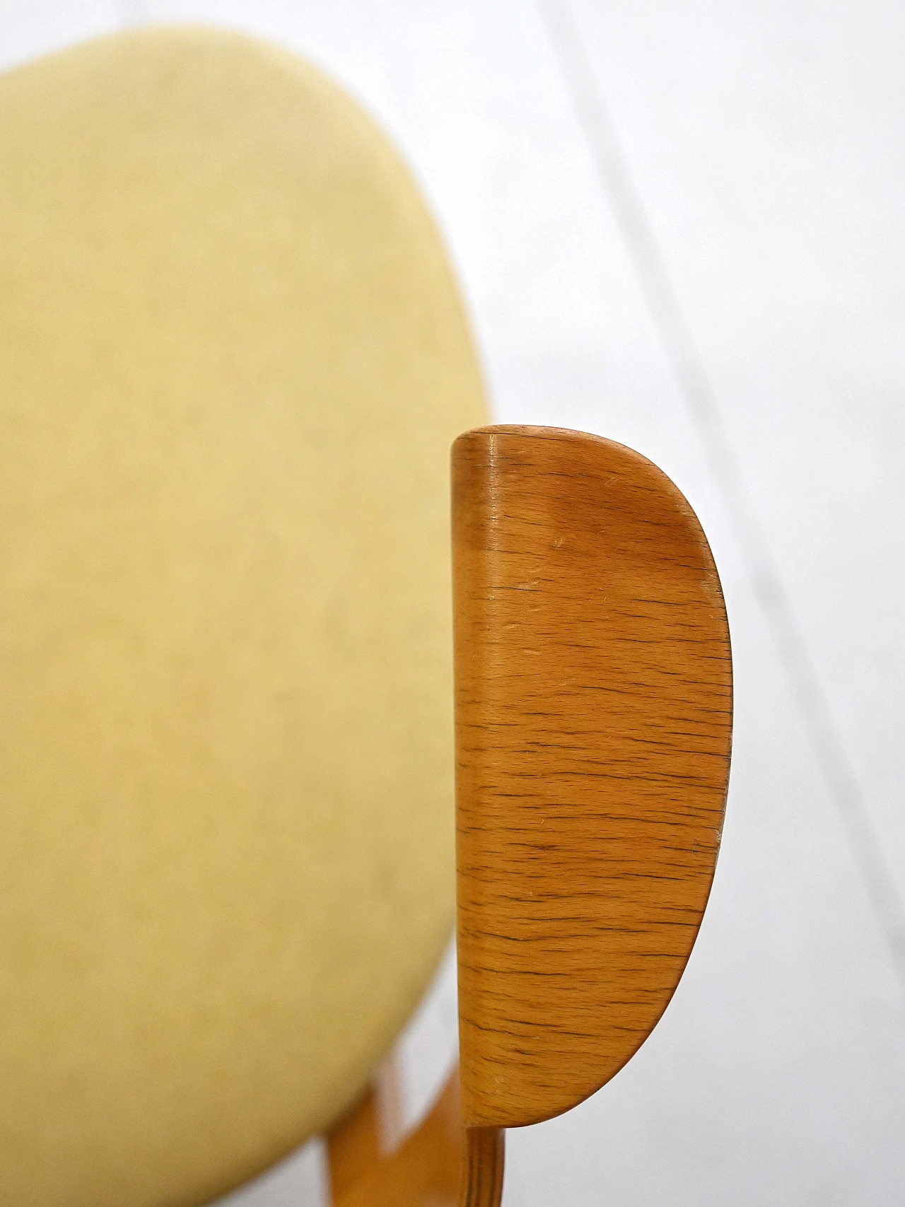 Poltrona 107 di Hans Olsen in legno laminato e similpelle gialla, anni '60 13