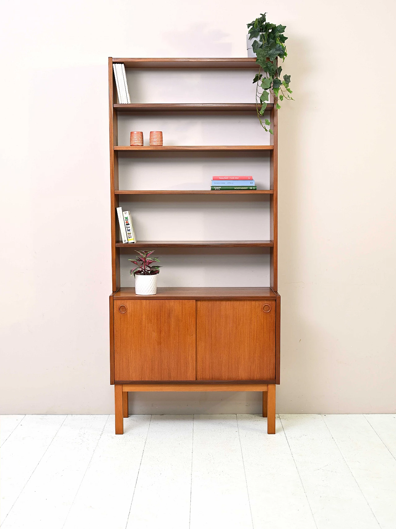 Libreria scandinava in teak con credenza ad ante scorrevoli, anni '60 1