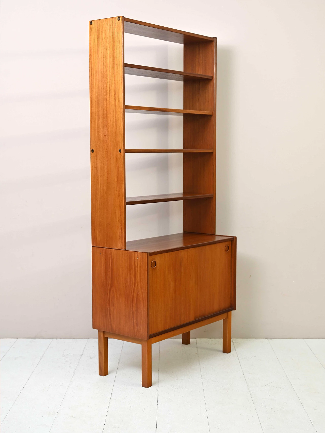 Libreria scandinava in teak con credenza ad ante scorrevoli, anni '60 4