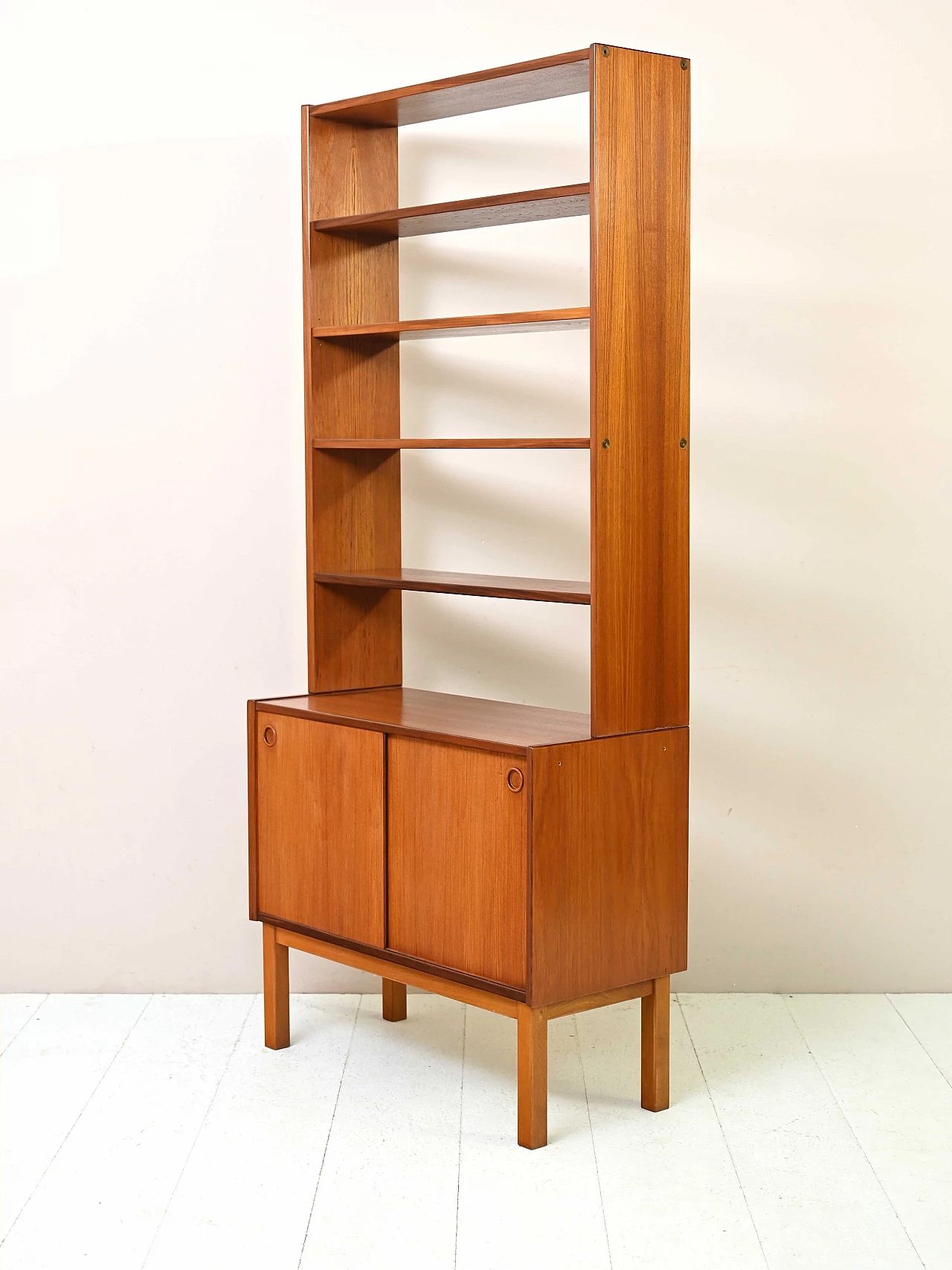 Libreria scandinava in teak con credenza ad ante scorrevoli, anni '60 5