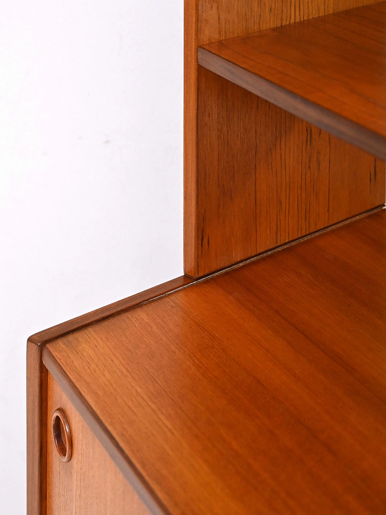 Libreria scandinava in teak con credenza ad ante scorrevoli, anni '60 7