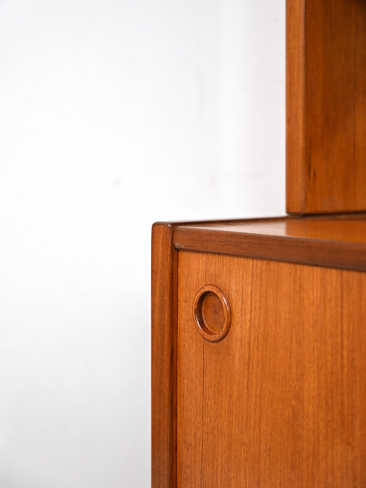 Libreria scandinava in teak con credenza ad ante scorrevoli, anni '60 8